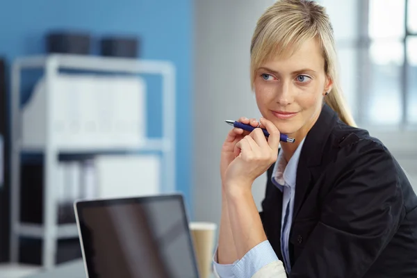 Mujer de negocios sonriente sentada pensando —  Fotos de Stock