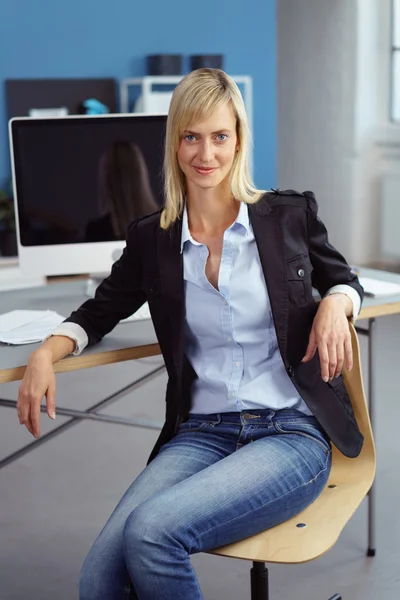 Attractive relaxed young businesswoman — Stock Photo, Image