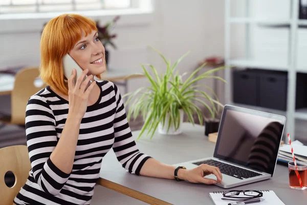 Улыбающаяся деловая женщина разговаривает по телефону — стоковое фото