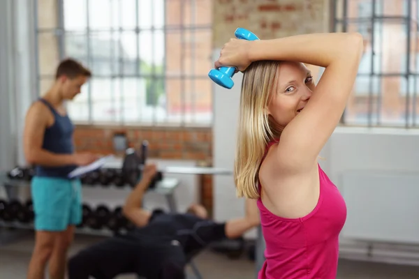 Señora feliz en rosa en el gimnasio — Foto de Stock