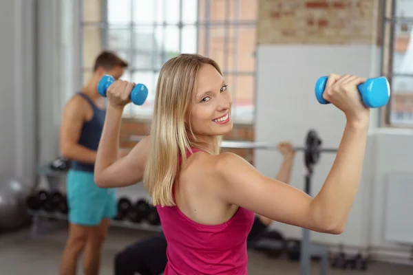 Dame heureuse en rose dans la salle de gym — Photo