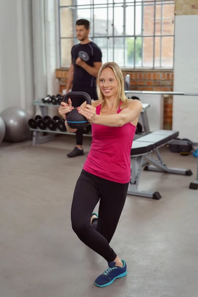 Señora feliz en rosa en el gimnasio —  Fotos de Stock