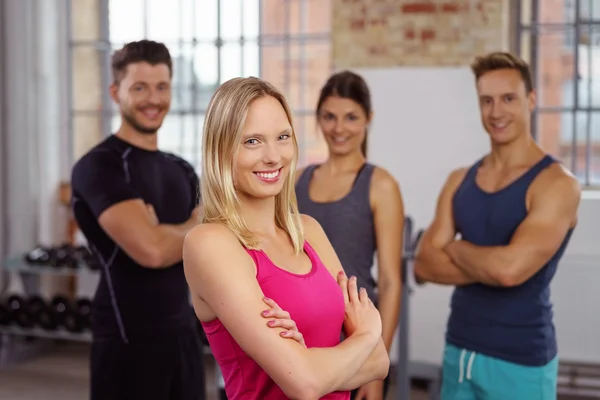 Lachende vrouw in roze tank top met anderen — Stockfoto