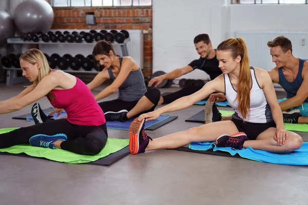 Fit young adults doing hamstring touch touches — Φωτογραφία Αρχείου