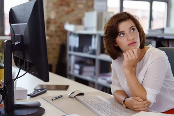 Mujer de negocios atenta escuchando a un colega — Foto de Stock