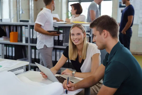 Mujer de negocios sonriente trabajando con un colega — Foto de Stock