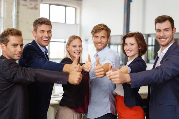 Equipe de negócios motivada dando um polegar para cima — Fotografia de Stock