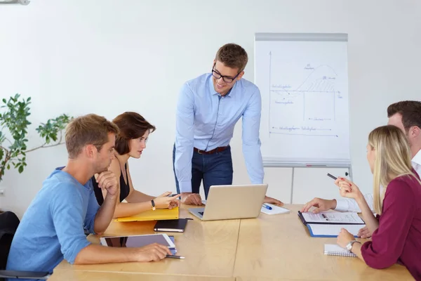 Geschäftsteam in einer Besprechung — Stockfoto