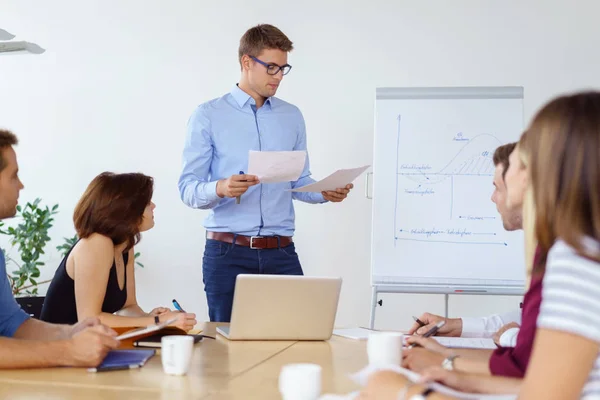 Kaufmann macht Ausbildung im Haus — Stockfoto