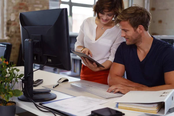 Attraktiva unga arbetstagare vid skrivbord med monitor — Stockfoto