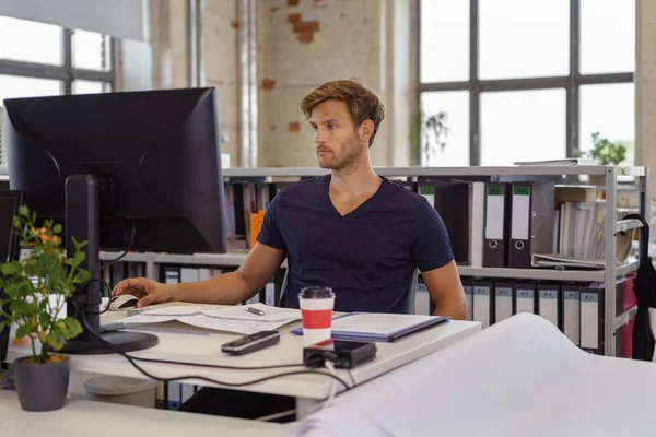 Vážnou vousatý muž pracuje u počítače — Stock fotografie