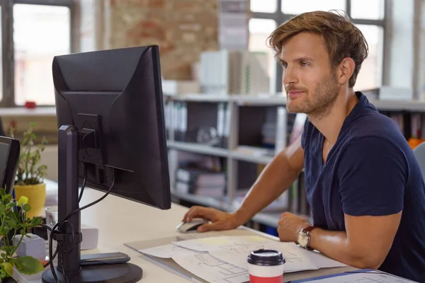 Affärsman använder datormus som han arbetar — Stockfoto