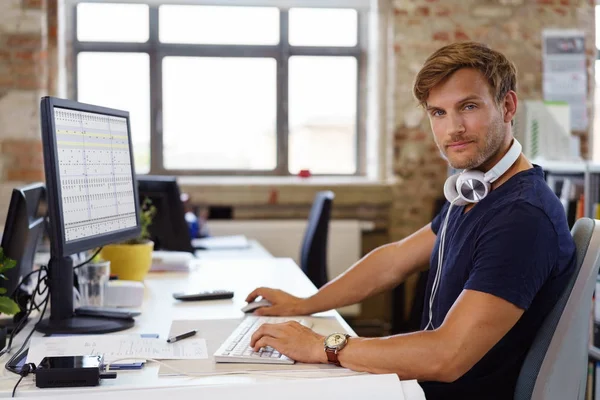 Hombre serio con camisa de manga corta en el escritorio — Foto de Stock