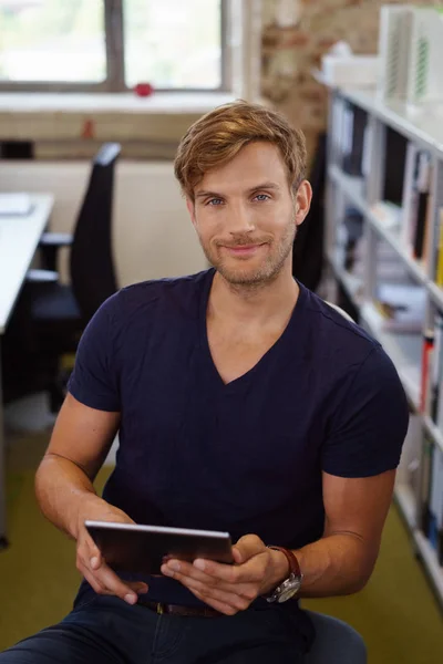 Man in business office wearing casual attire — Stock Photo, Image