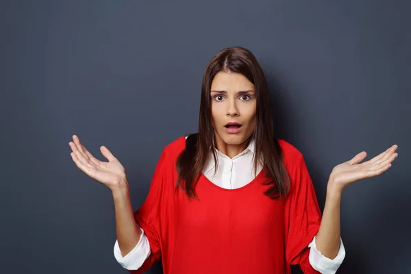 Mujer frustrada haciendo gestos con sus manos — Foto de Stock