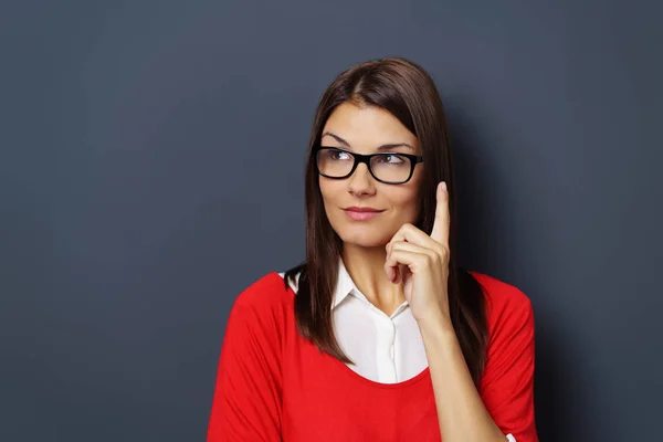 Mujer joven contemplativa hace un gran avance — Foto de Stock