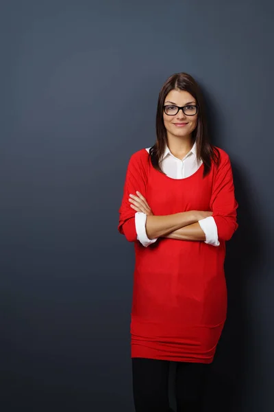 Carino giovane femmina adulta in maglione rosso — Foto Stock