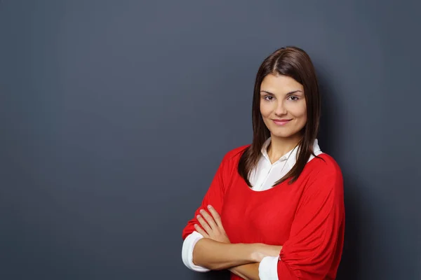 Mulher sorridente confiante em um top vermelho brilhante — Fotografia de Stock