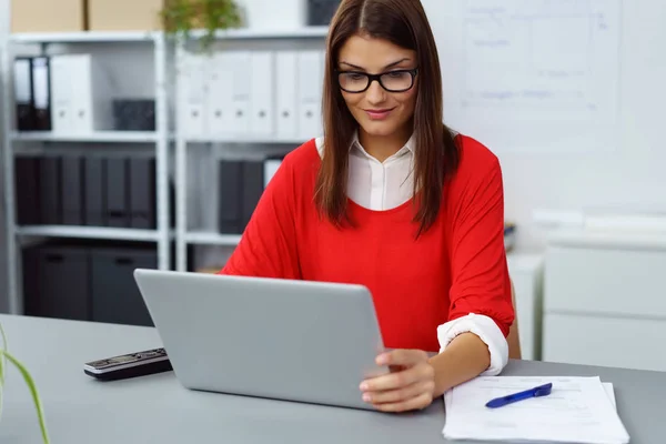 Affärskvinna som arbetar på en bärbar dator — Stockfoto