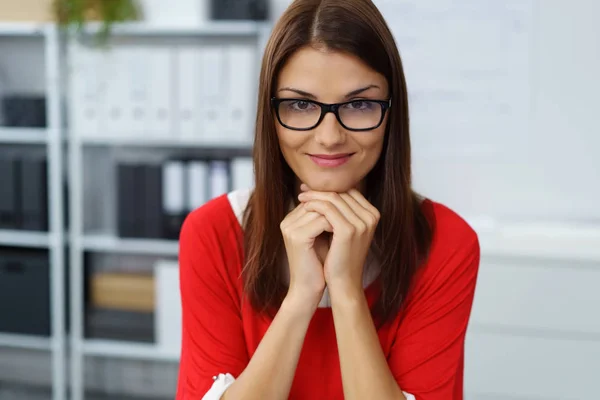 Vacker ung kvinna i rött på kontor — Stockfoto