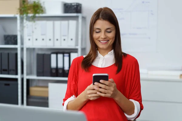 Erfolgreiche Geschäftsfrau liest eine SMS — Stockfoto