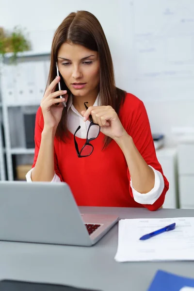 Besorgte Geschäftsfrau hört auf einen Anruf — Stockfoto