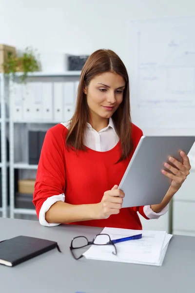 Joven empresaria leyendo un informe en línea — Foto de Stock