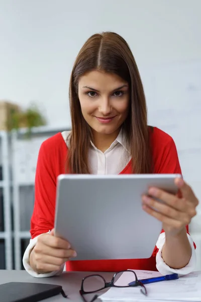 Jovem mulher olhando para cima a partir de seu tablet — Fotografia de Stock