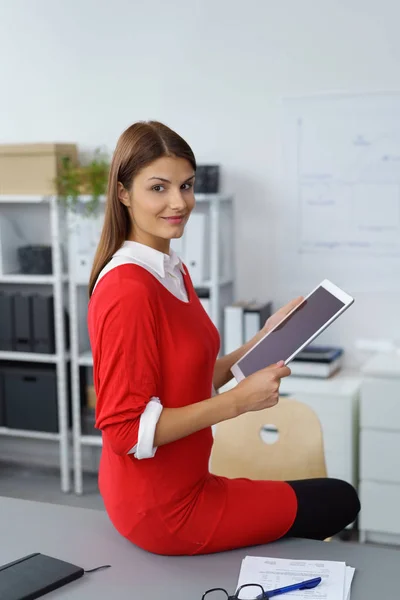 Vertrouwen business uitbaatster poseren in haar kantoor — Stockfoto