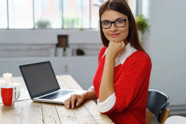 Freundliche junge Geschäftsfrau, die zu Hause arbeitet — Stockfoto