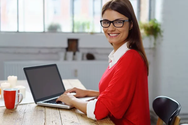 Mujer joven y bonita con una sonrisa acogedora — Foto de Stock