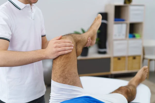 Physiotherapist 조작 노인 다리 망 — 스톡 사진