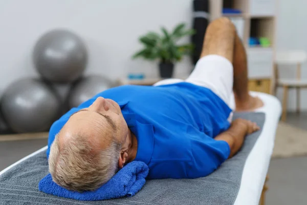 Senior Patient auf medizinischer Couch — Stockfoto