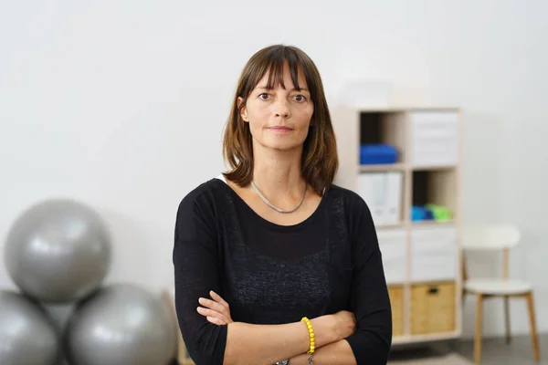체육관에서 서 있는 여자 — 스톡 사진