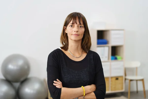 Frau steht in Turnhalle — Stockfoto