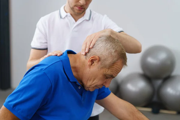 Thérapeute travaillant avec un patient âgé — Photo