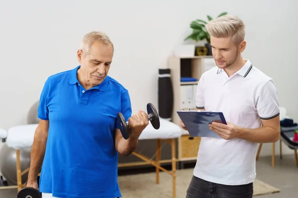Elderly man working out in gym — Stock Photo, Image