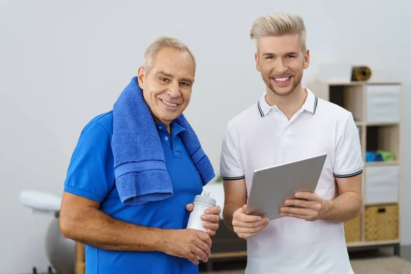 Äldre man som arbetar med personlig tränare — Stockfoto