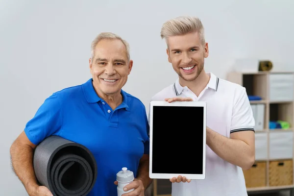 Fitter stolzer älterer Mann mit seinem Personal Trainer — Stockfoto