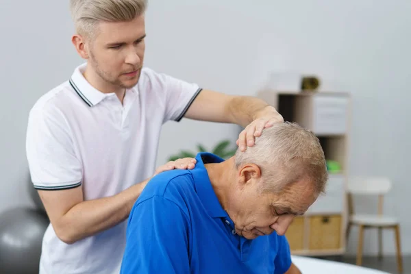 Male chiropractor doing neck adjustment — Stock Photo, Image