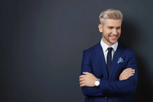 Hombre guapo en traje azul — Foto de Stock