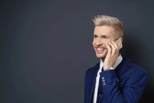 Hombre guapo en traje azul — Foto de Stock