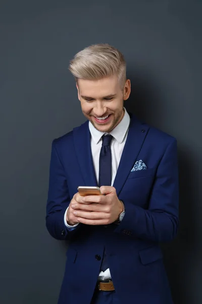 Hombre guapo en traje azul —  Fotos de Stock