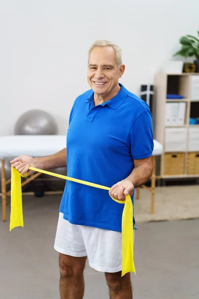 Hombre mayor haciendo ejercicio — Foto de Stock