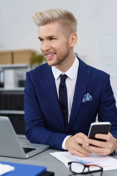 Hombre guapo en traje azul — Foto de Stock