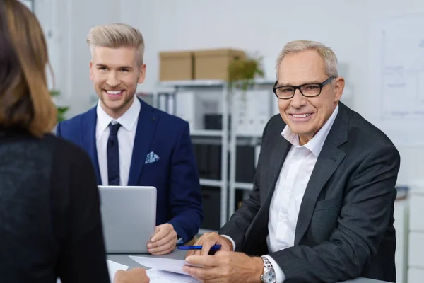 Tres gerentes conversando — Foto de Stock