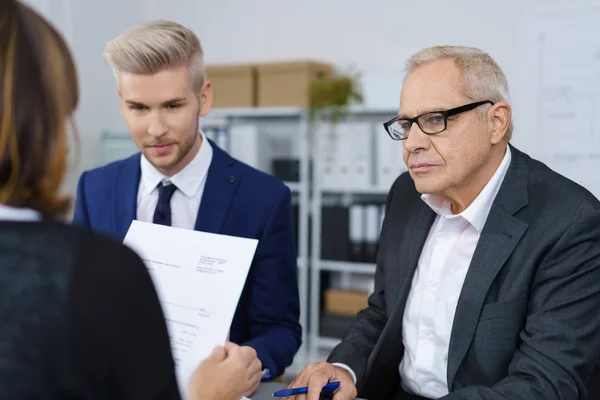 Drie managers gesprek — Stockfoto