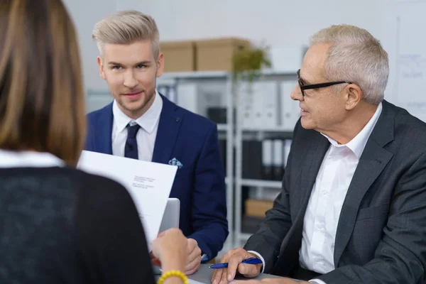 Tres gerentes conversando — Foto de Stock