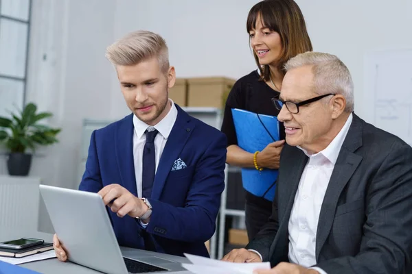 Drei Manager im Gespräch — Stockfoto