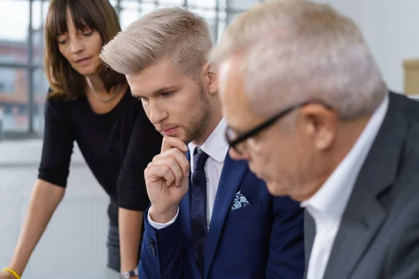 Drie managers gesprek — Stockfoto